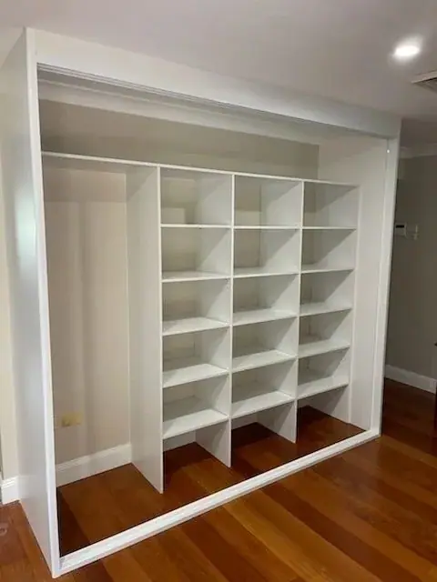 Pigeon-hole linen cupboard with open compartments