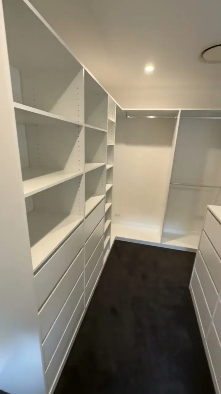 Video: walk-in wardrobe with a central island of drawers