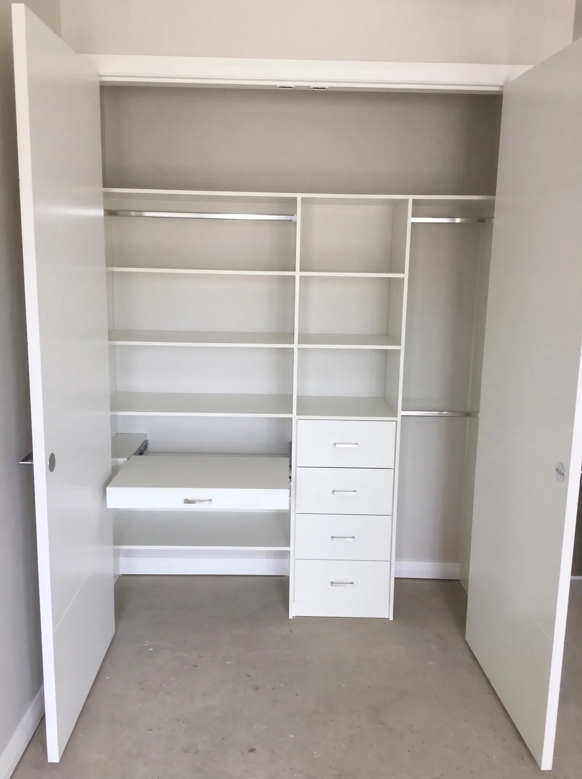 Hinged wardrobe with routed shaker-profile doors